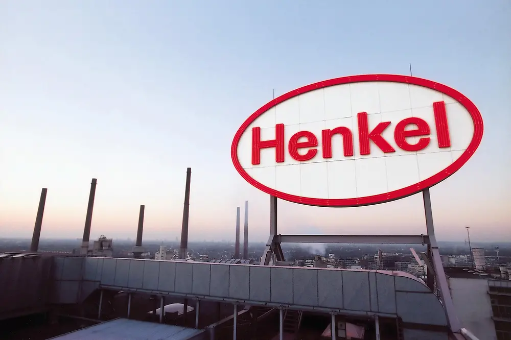 Henkel logó a düsseldorfi központ épületén