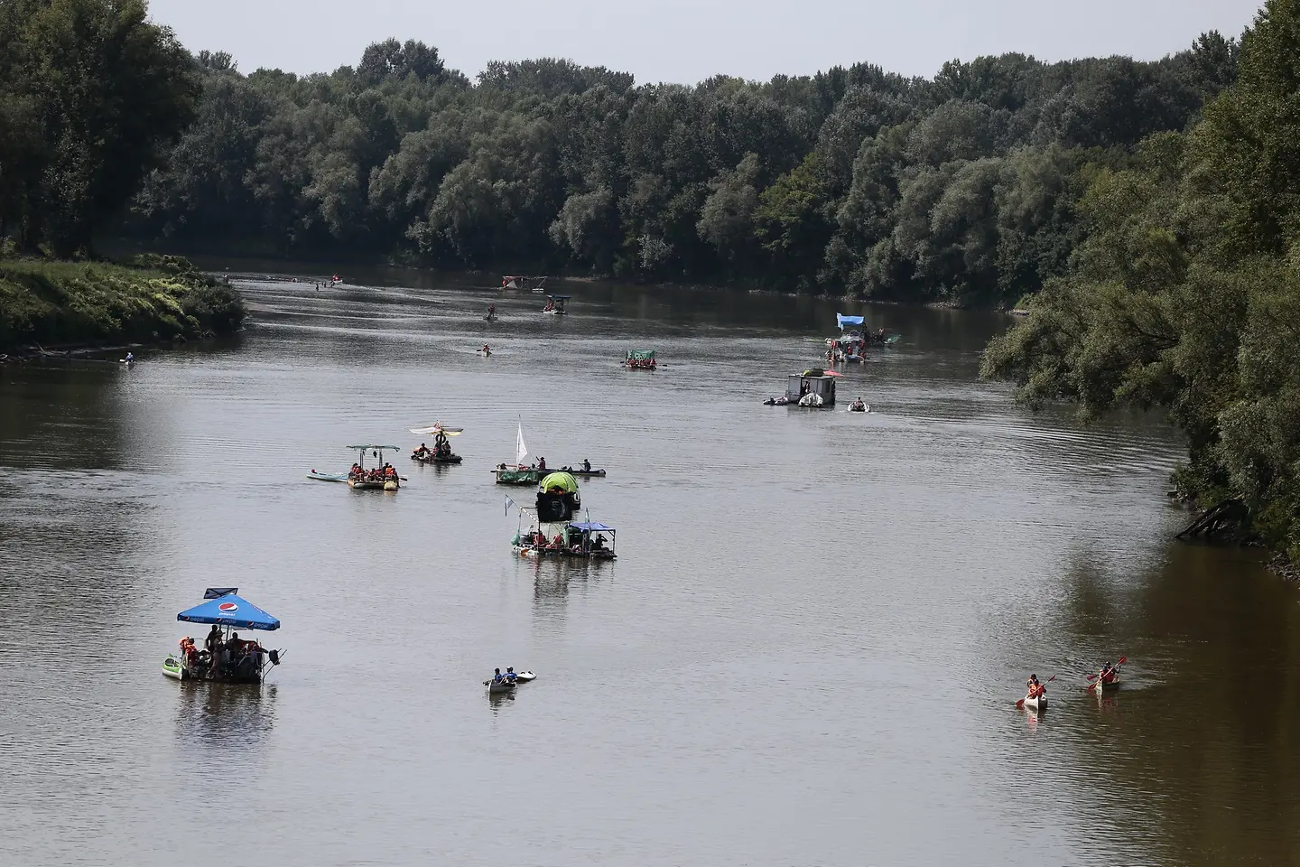 A csapatokból álló hajónaszád összesen 21 hulladékból készült hajóval, 400 fős legénységgel, és 50 kenuval takarította egy héten át a Tiszát