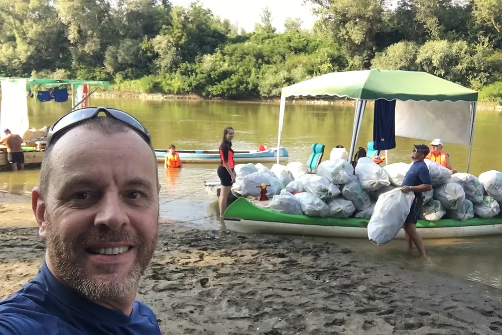 A csapatokból álló hajónaszád összesen 21 hulladékból készült hajóval, 400 fős legénységgel, és 50 kenuval takarította egy héten át a Tiszát