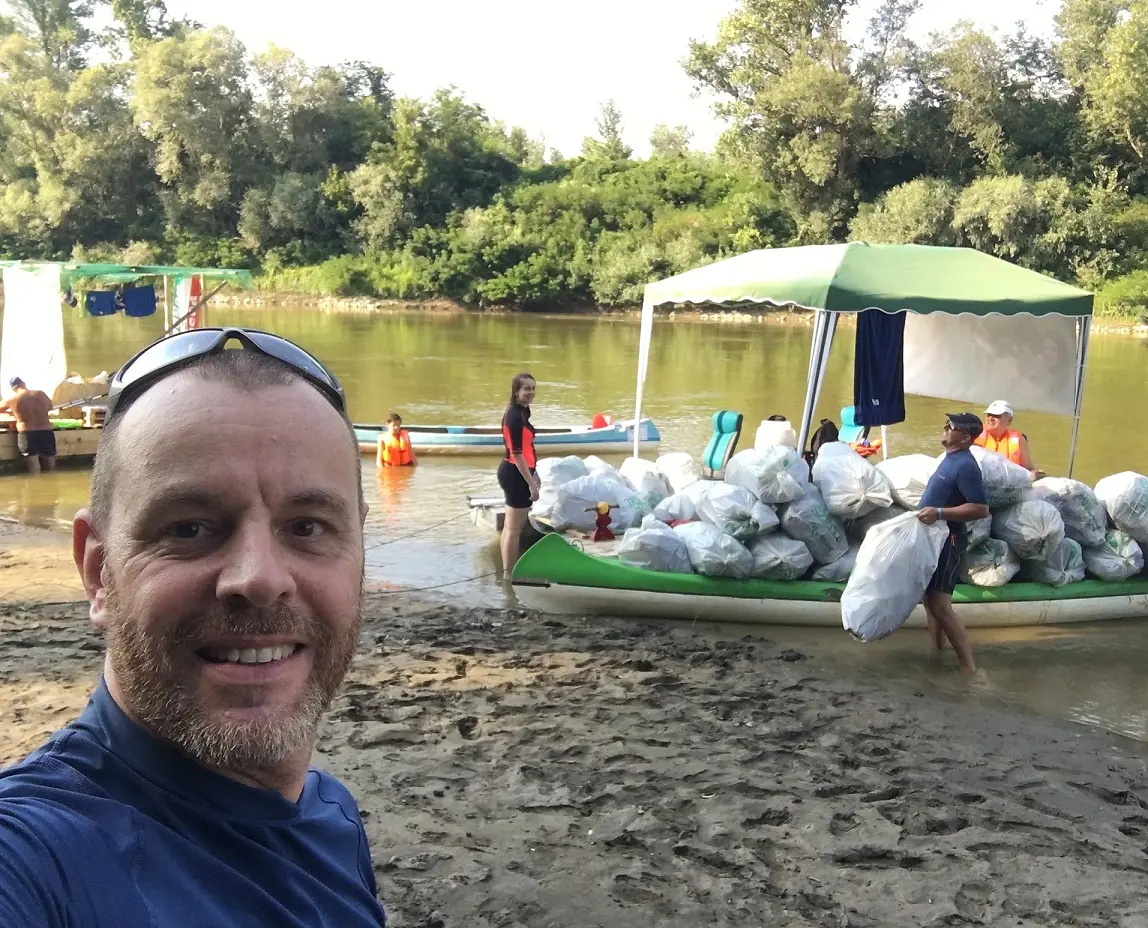 A csapatokból álló hajónaszád összesen 21 hulladékból készült hajóval, 400 fős legénységgel, és 50 kenuval takarította egy héten át a Tiszát